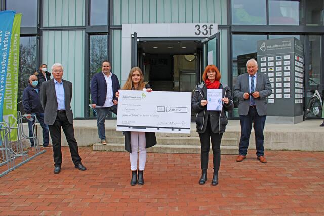 Neele Bötticher und Lehrerin Christine Wehl von der Realschule am Kattenberge nahmen den ersten Platz mit 2.000 Euro entgegen. Dahinter von rechts nach links: Landtagsabgeordneter Heiner Schönecke, Vorsitzender des Fördervereins, Jan Bauer, und Leiter der Zukunftswerkstatt, Dr. Wolfgang Bauhofer