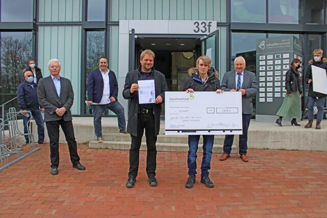 Lehrer Jan Schröder-Schroedter und Jakob Röhl vom Gymnasium Neu Wulmstorf nehmen das Preisgeld von 500 Euro für den dritten Platz entgegen. Direkt dahinter von rechts nach links: Landtagsabgeordneter Heiner Schönecke, Vorsitzender des Fördervereins, Jan Bauer, und Leiter der Zukunftswerkstatt, Dr. Wolfgang Bauhofer