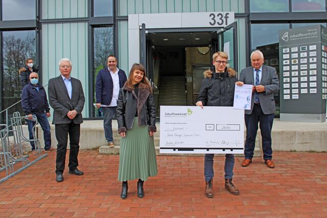 Lehrerin Sabrina Klar und David Prelinger vom Gymnasium Neu Wulmstorf nahmen den Sonderpreis von 200 Euro entgegen. Dahinter von rechts nach links: Landtagsabgeordneter Heiner Schönecke, Vorsitzender des Fördervereins, Jan Bauer, und Leiter der Zukunftswerkstatt, Dr. Wolfgang Bauhofer