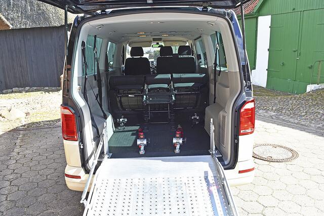 Keine Enge: Der Rollstuhlfahrer, der sitzend transportiert wird, hat viel Platz um sich | Foto: Axel-Holger Haase