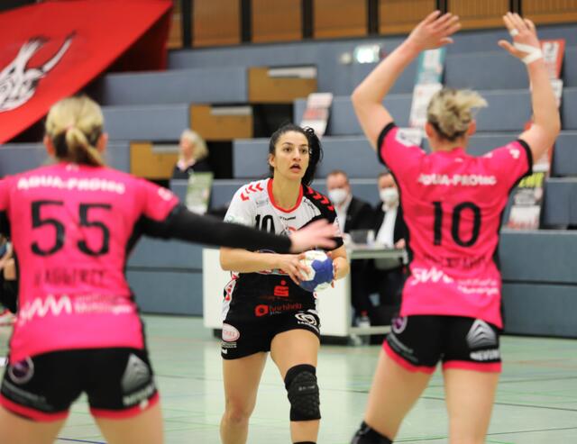 Kampfgeist bewies auch Fatos Kücükyildiz (am Ball), die auf insgesamt fünf Feldtore für die Handball-Luchse kam | Foto: cc