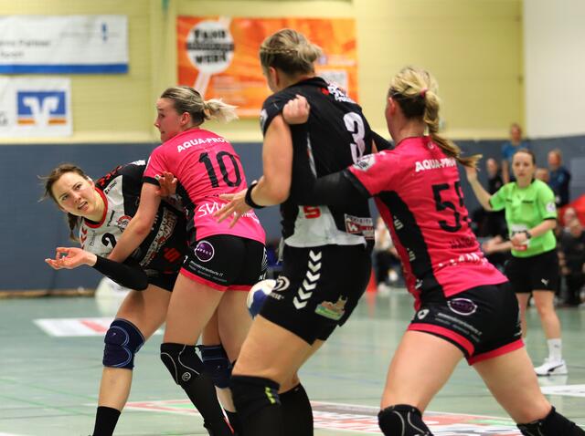 Louise Cronstedt (li.) in der Klemme | Foto: cc