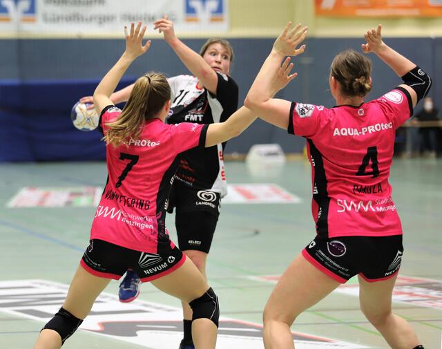 Sarah Lamp (am Ball) musste es aus dem Rückraum versuchen | Foto: cc