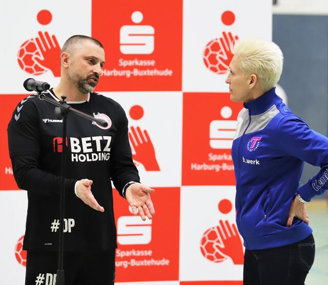 Fachgespräch zwischen Luchse-Trainer Dubravko Prelcec und Trainerkollegin Edina Rott vom TuS Metzingen | Foto: cc