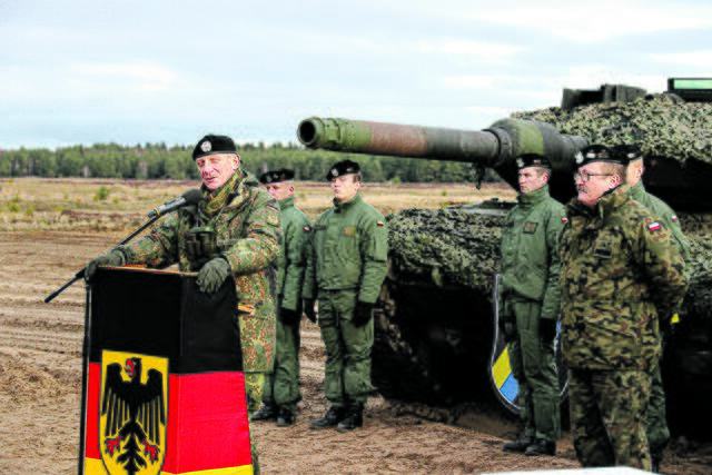 Er sagt von sich selbst, mit Leidenschaft Panzersoldat zu sein: Generalmajor Jürgen-Joachim von Sandrart (Foto, li.) ist Kommandeur der 1. Panzerdivision