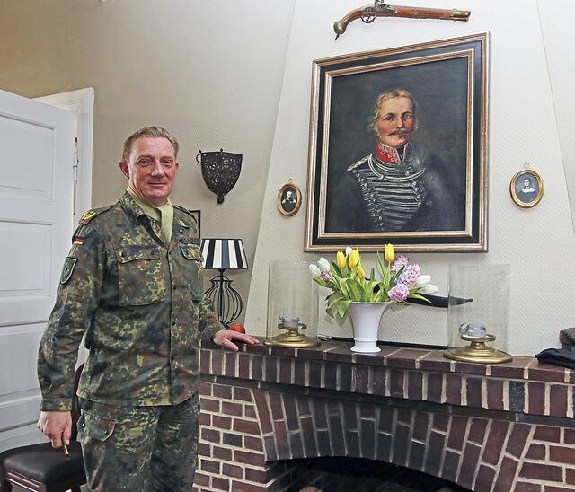Lange Offizierstradition: Jürgen-Joachim von Sandrart vor dem Bild eines Vorfahren in Husaren-Uniform