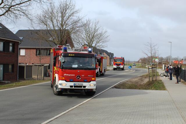 Mit Blaulicht und Martinshorn zogen die Einsatzfahrzeuge um vom Rathaus zur Straße Witthöftsfelde | Foto: ce