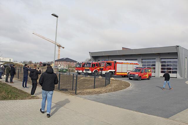 Lockte Zuschauer an: der Einzug der Feuerwehrwagen in das neue Domizil kurz vor dessen Einweihung | Foto: ce