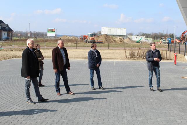 Auch bei der Einweihung dabei (v. li.): Ordnungsausschuss-Vorsitzender Heinrich Nottorf, Ordnungsamtsleiter Hermann Pott, Projekt- und Bauamtsleiter Andreas Ristau sowie Architekt Sven Klobe | Foto: ce