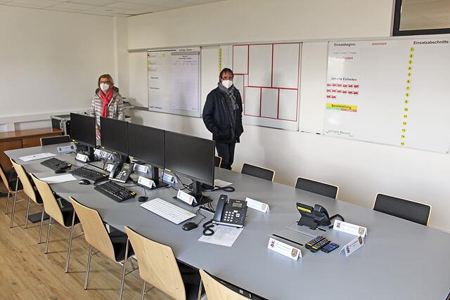 Herzstück des Neubaus: die Kommunale Einsatz-Leitstelle (KEL), die hier die stellvertretende Samtgemeinde-Bürgermeisterin Christiane Oertzen und Projektleiter Andreas Ristau besichtigen | Foto: ce