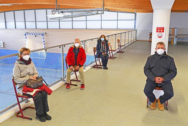 Die ersten Bürger warten in der Rosengarten-Sporthalle auf das Testergebnis
