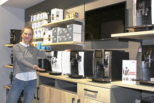 Küchen- und Einrichtungsberaterin Anna Döscher bestätigt die erhöhte Nachfrage nach hochwertigen Kaffeemaschinen | Foto: sb