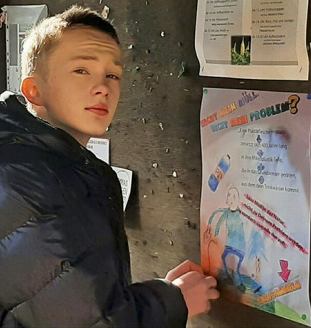 Max Malzahn beim Aufhängen der Plakate an den Schwarzen Brettern in der Gemeinde Rosengarten
