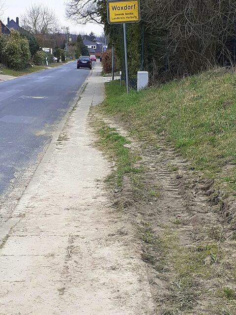 Ein unaufgeräumtes Bild bietet der Fußweg an dieser Stelle entlang der Beckedorfer Straße