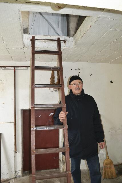 Manfred Stelzer an der Leiter, die zum früheren Heuboden führt | Foto: bim