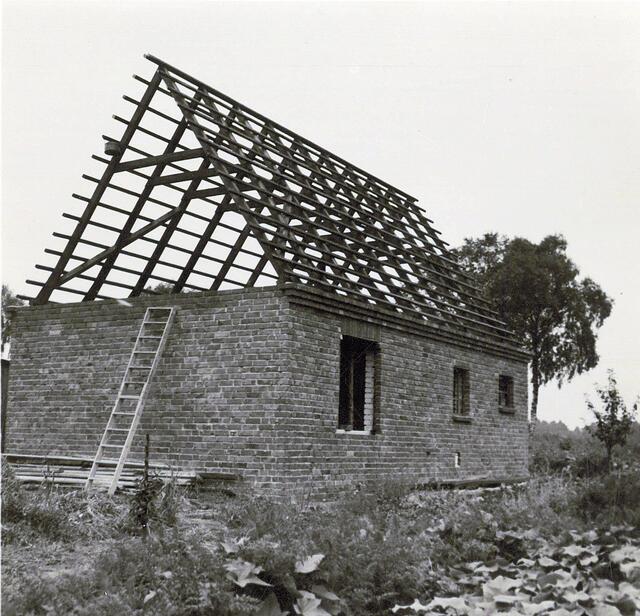 Der Stall im Bau, ca. 1955 | Foto: Familienalbum Stelzer