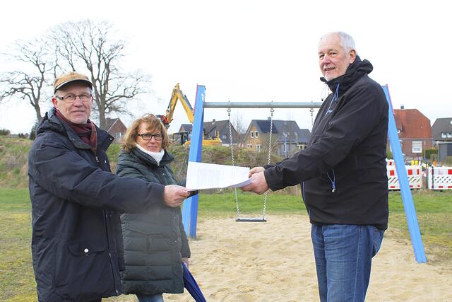 Marlies und Walter Treske (li.) überreichen Hans-Ulrich Schumacher die Unterschriftensammlung