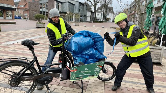 Fuhren den Müll mit Lastenrädern weg: Marco Wilke (li.) und Stefan Töpfer  | Foto: Mohme / Buchholz fährt Rad