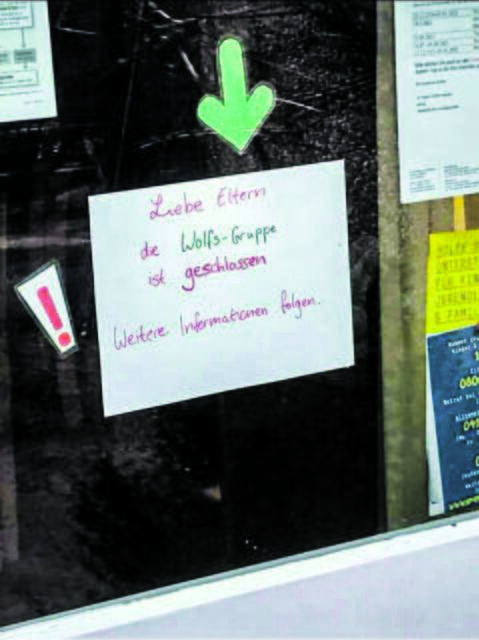 Dieser Zettel kann abgehängt werden. Die beiden 
geschlossenen Gruppen 
sollen wieder starten | Foto: tk