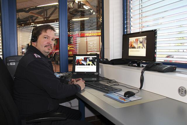 Die Videos sind aufgerufen: Ausbildungsleiter Matthias Freudenberg in der Computerzentrale des Feuerwehrgerätehauses