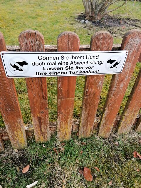 Dieses bemerkenswerte Schild soll Hundehaufen
verhindern