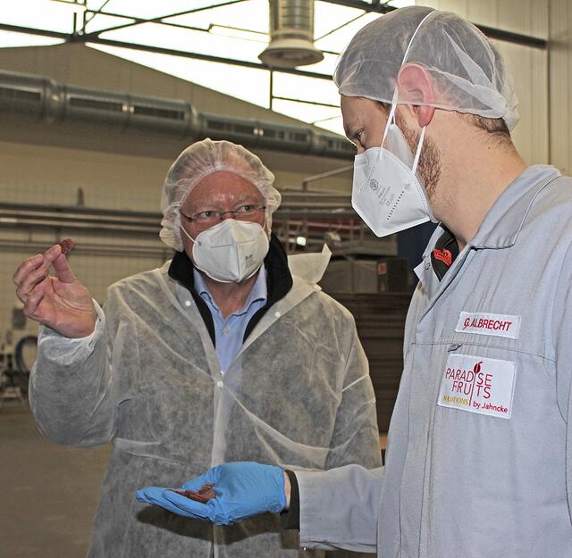 Nur gucken, nicht probieren: In der Produktionshalle ist essen verboten. Mitarbeiter Gunnar Albrecht zeigt Ministerpräsident Stephan Weil einen Frucht-Snack, der in Drochtersen hergestellt wird