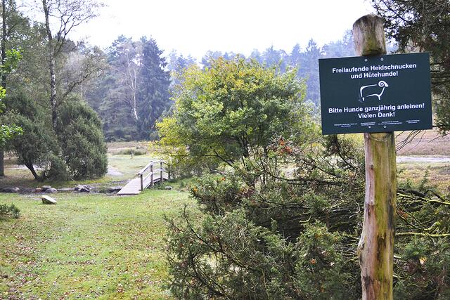Sind weiterhin im "Einsatz": die 2017 aufgestellten grünen
Hundehalter-Appelle im Büsenbachtal