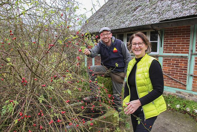 Karin Maring (Diplom-Oecotrophologin) und Matthias Schuh (Museums-Gärtner) vom Freilichtmuseum am Kiekeberg in Rosengarten-Ehestorf sind die Initiatoren des Ernährungs- und Gartentipps | Foto:  FLMK