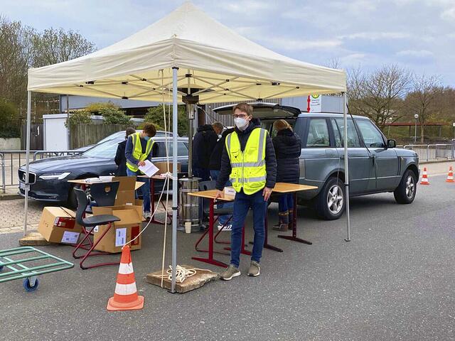 An einem Drive-in am Gymnasium Hittfeld geben engagierte Schüler,
Lehrer und Eltern die Corona-Schnelltests aus | Foto: Roman Rathje