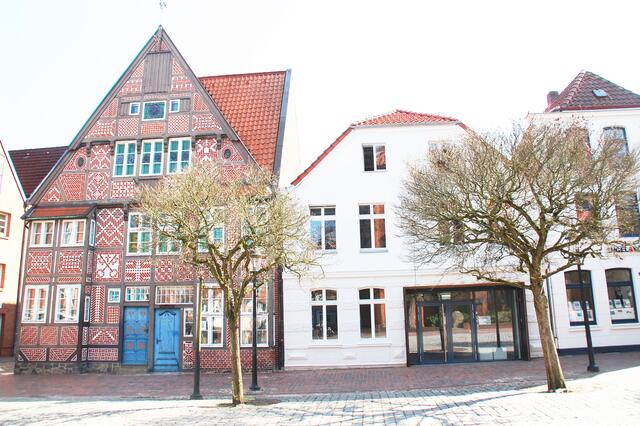 Moderner Eingang - historische Fassade: Das neue Buxtehuder Museum für Regionalgeschichte und Kunst, links daneben das Heimatmuseum | Foto: sla