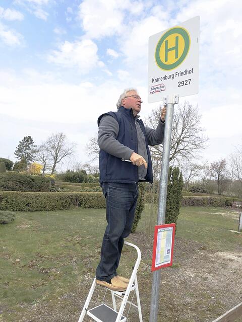 Fahrdienstleiter Karl-Heinz Hees montiert die neue Haltestelle am Friedhof Kranenburg | Foto: BürgerBus Osteland