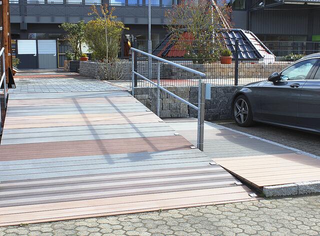 Verlegte WPC-Dielen im direkten Vergleich  | Foto: sb