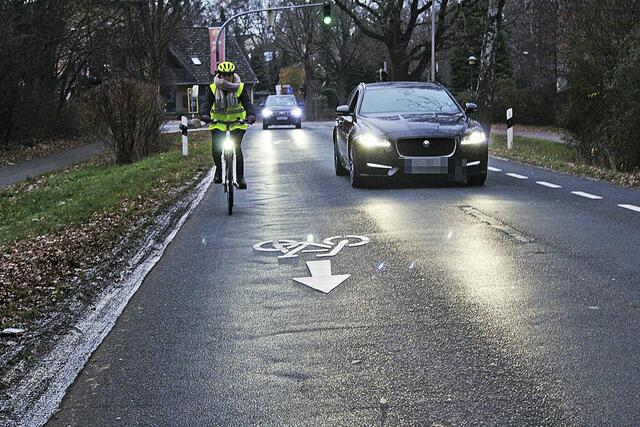 Wenn auf der Harburger Straße Schutzstreifen für Radfahrer kommen,
wird das anders aussehen als am Ottensener Weg