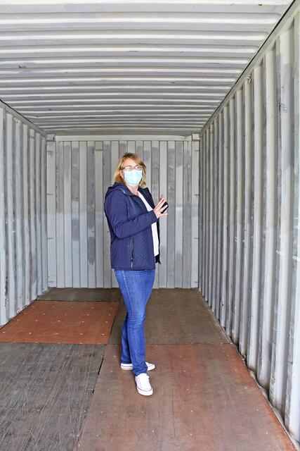 Noch ist der Container leer: Heike Duisberg-Schleier erklärt das Ausstellungskonzept Foto: as