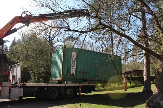 Mit einem Kran wurde der Seecontainer im Eingangsbereich der Kunststätte aufgestellt