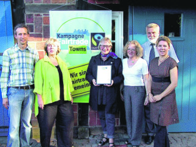 Urkundenübergabe 2011 mit Fairtrade-Aktiven und damaligen Verwaltungschefs (v. li.): Nikolaus Lemberg, Hannah H. David, Elsabe Rolle, Dr. Ilse-Dore Schütt, Hans-Hermann Putensen und die seinerzeitige Faitrade-Kampagnenleiterin Kathrin Bremer | Foto: ce