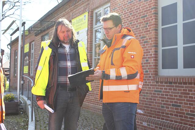 Malte Schilling (re.) von der Bauüberwachung übergibt Bernd Reimers das Abnahmeprotokoll    | Foto: sb