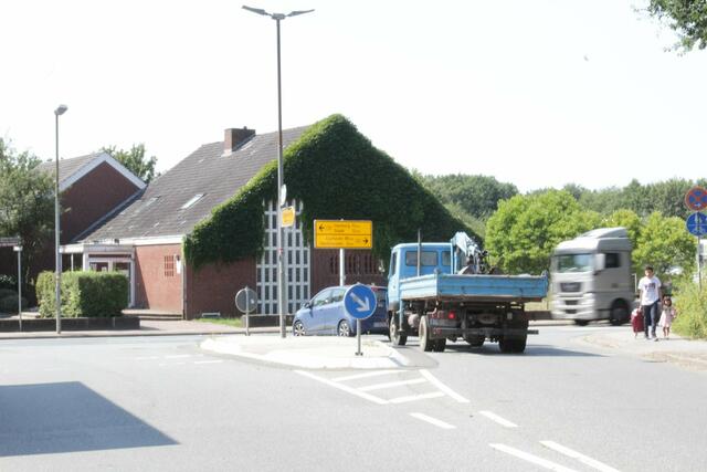 Archivfoto aus 2018: Wo sich heute der Kreisel befindet, war früher eine T-Kreuzung und das alte Gemeindehaus  | Foto: tp