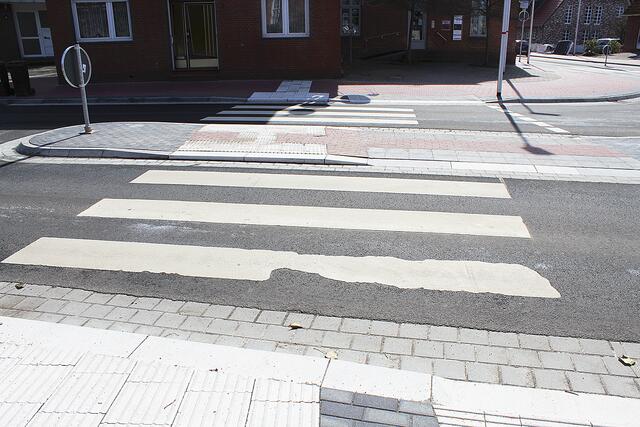 Bei der Fahrbahnmarkierung muss z.T. nachgebessert werden | Foto: sb