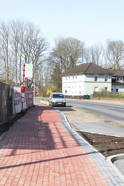 Die Bushaltestellen werden später barrierefrei | Foto: sb