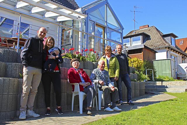 Vier Generationen zusammen (v. li.): Gabor Kremer und Luisa Schiefelbein mit Sohn Pepe, Grete und Theofil Strunk sowie Rita und Harald Strunk meistern in Tötensen gemeinsam den Alltag  | Foto: lm