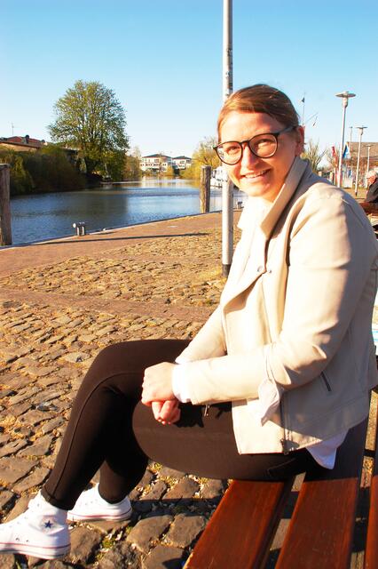 Blütenkönigin und Bilanzbuchhalterin: Marina Tajger nach Feierabend am Buxtehuder Hafen in der Nähe ihres Arbeitsplatzes | Foto: sla