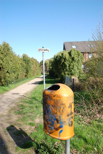 Beschmierte Mülleimer wie diesen am Wümmering gibt es in vielen Straßen von Neu Wulmstorf Fotos: sla