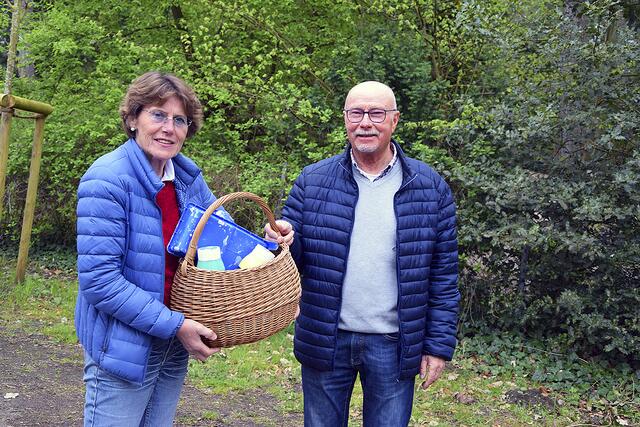Silke Lührs und Günter Schwarz vom Präventionsrat Seevetal haben Farben und Pinsel im Korb