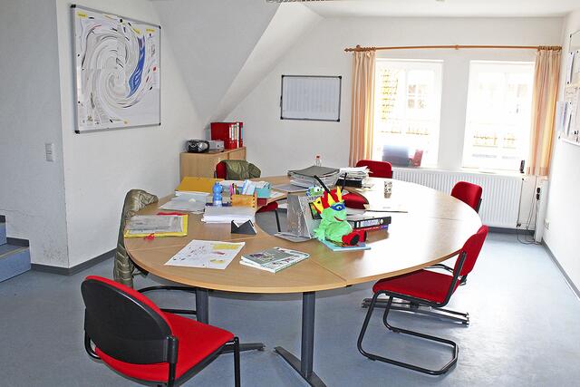 Das Lehrerzimmer ist deutlich zu klein: 20 Lehrkräfte und Pädagogen teilen sich den Raum