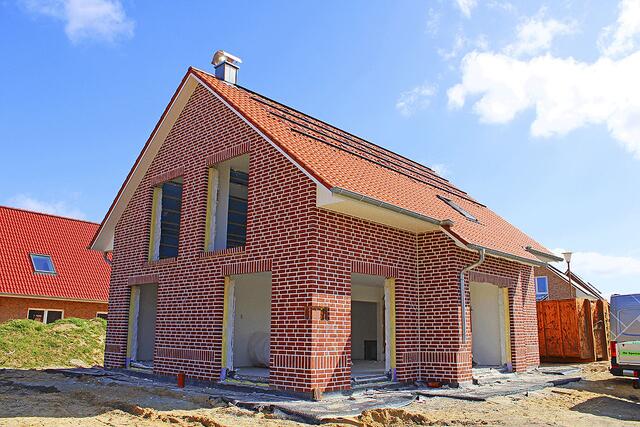 Hier schon entkernt: Das Einfamilienhaus wurde am falschen Grenzstein gebaut