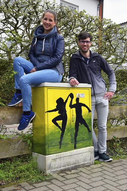 Dass Sport verbindet, zeigen Ann-Kathrin Müller und Jannick Wullenweber mit dem von ihnen gestalteten Stromkasten Fotos: ts