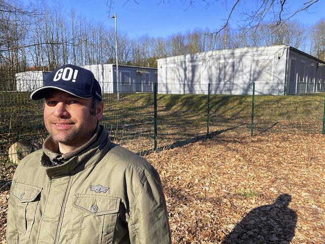 Ortspolitiker Timo Röntsch (Freie Wähler) vor der seit Jahren  leerstehenden Sammelunterkunft in Fleestedt | Foto: Freie Wähler