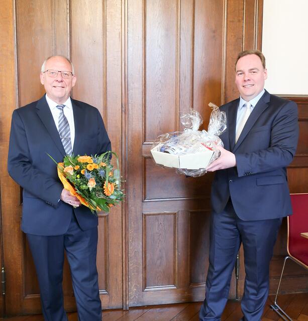 Dieter Bleich (li.) arbeitete fast 43 Jahre bei der Stadt Winsen. Zum Abschied gab es ein Geschenk von Bürgermeister André Wiese | Foto: Stadt Winsen