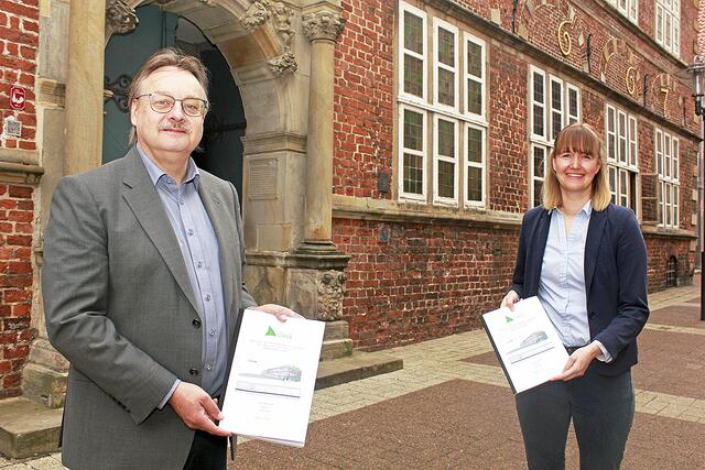 Thomas Friedrichs, Leiter der Stabsstelle Wirtschaftsförderung, und Wirtschaftsförderin Saskia Deckenbach präsentieren die Bewerbungsunterlagen | Foto: Hansestadt Stade